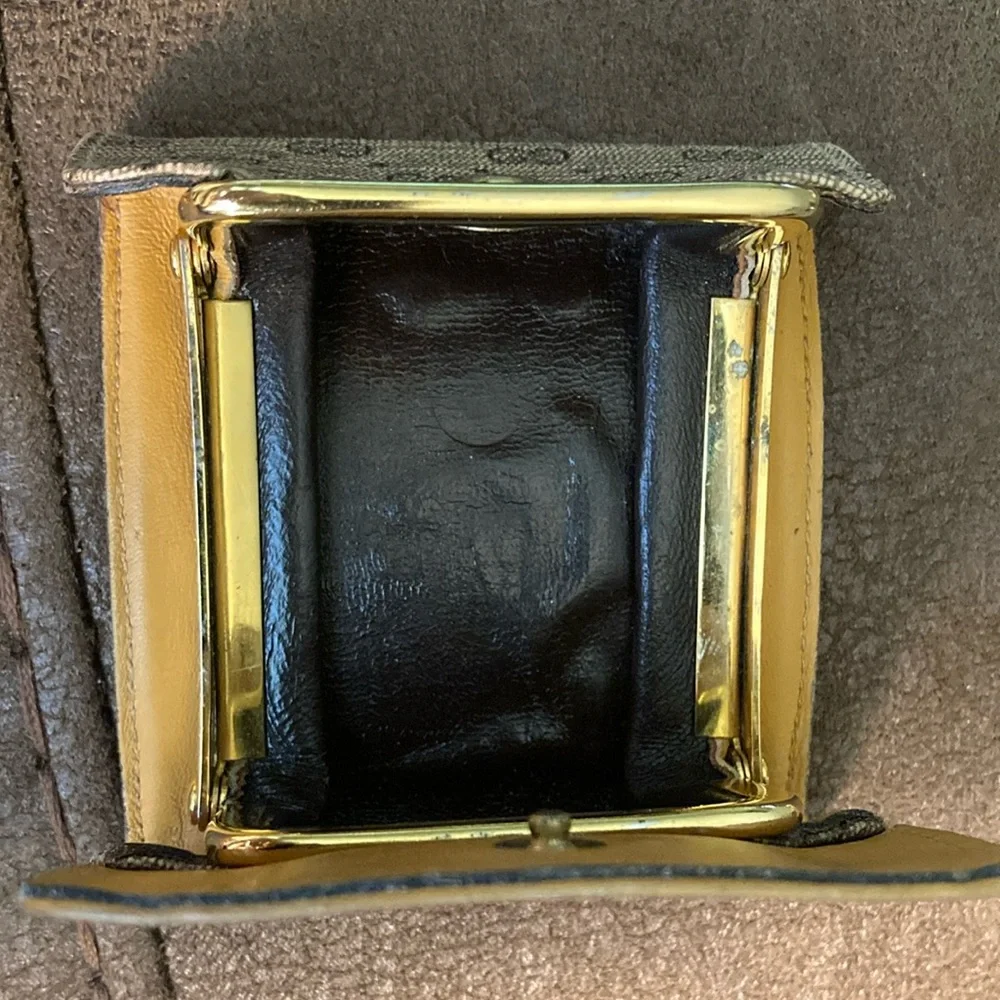 Gucci Tan Gray Key Card Holder with Gold Emblem